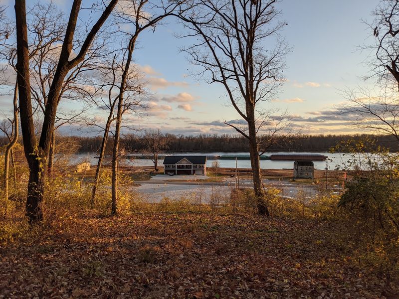 The Atmosphere Along the River That Makes the Meal The Atmosphere Along the River That Makes the Meal