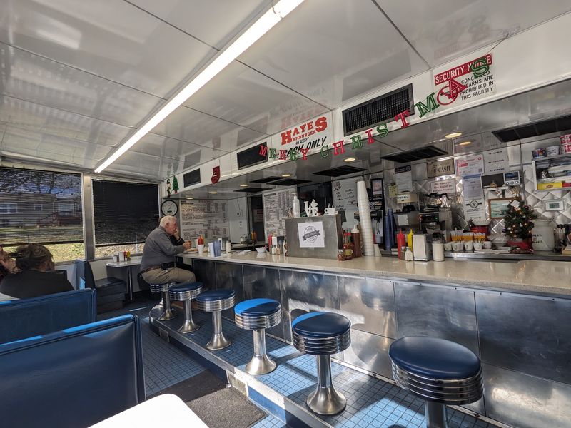 The Atmosphere Inside: Counter Stools, Open Grills, and Real Nostalgia