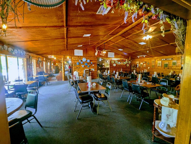 The Atmosphere Inside the Dining Room The Atmosphere Inside the Dining Room