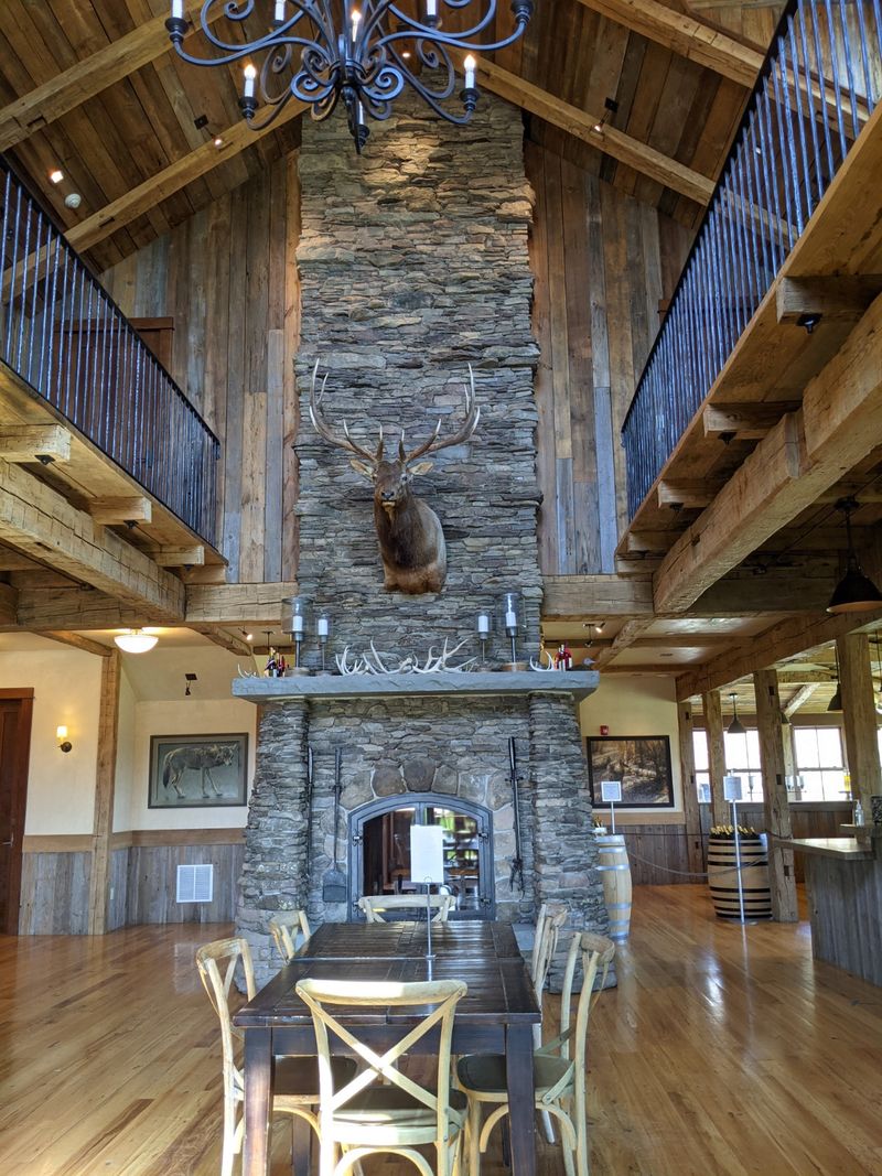 The Cabin-Style Building That Sets the Mood Immediately The Cabin-Style Building That Sets the Mood Immediately