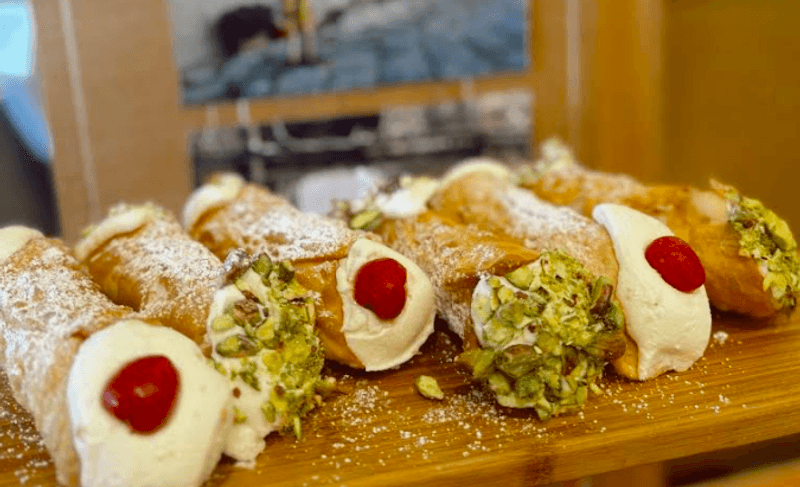 The Cannoli That Steal the Show