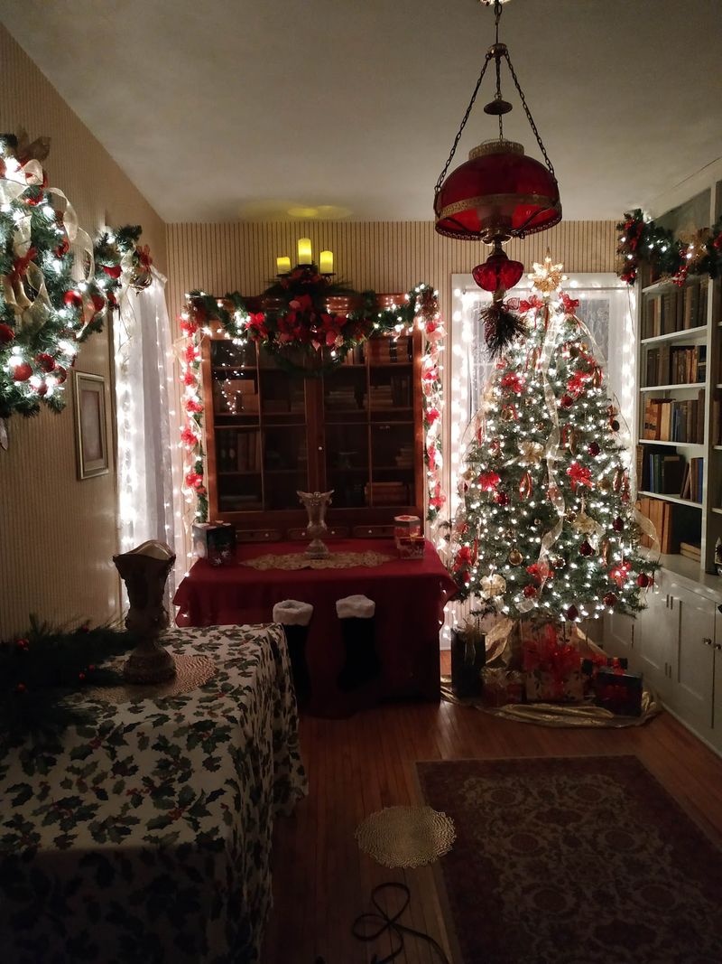 The Christmas Season Tour That Transforms the House