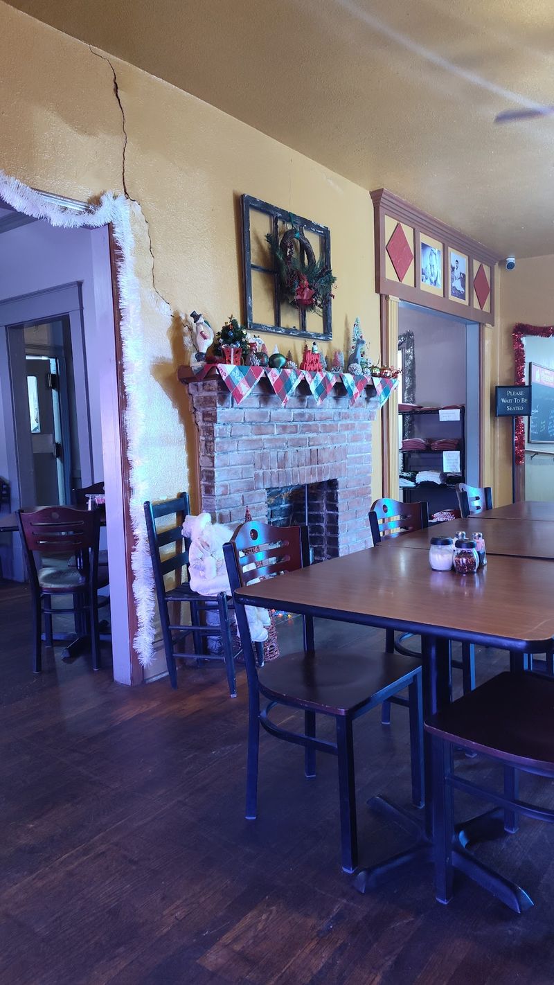 The Dining Room's Comfortable, Lived-In Atmosphere The Dining Room's Comfortable, Lived-In Atmosphere