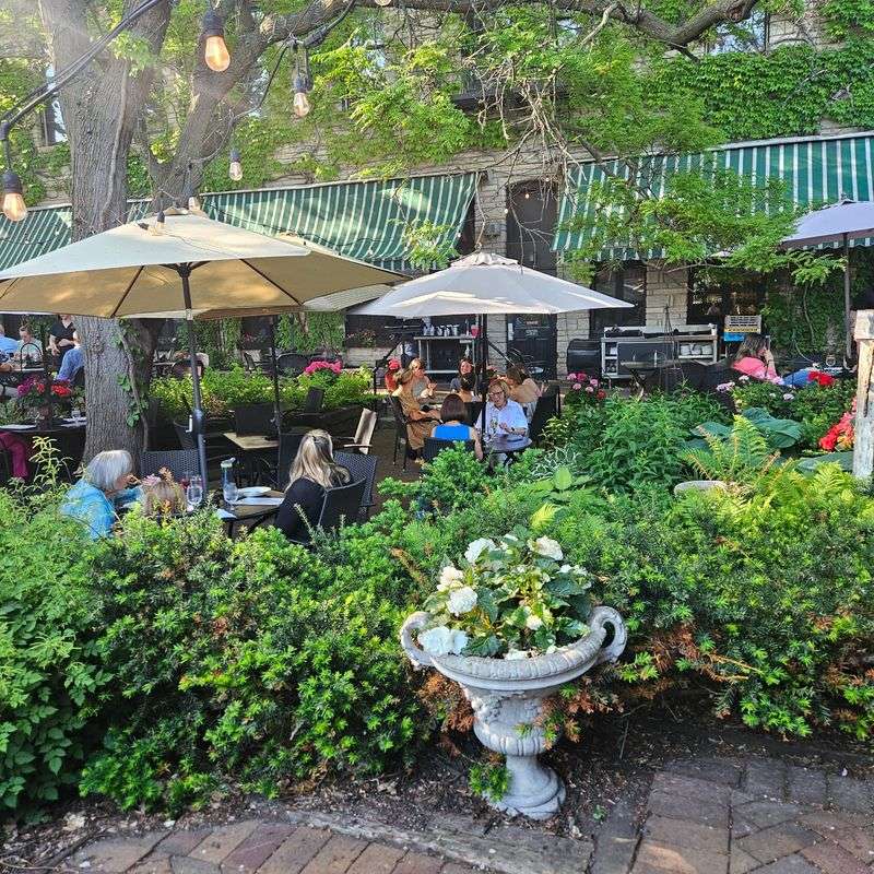 The Garden Patio That Stops People in Their Tracks The Garden Patio That Stops People in Their Tracks