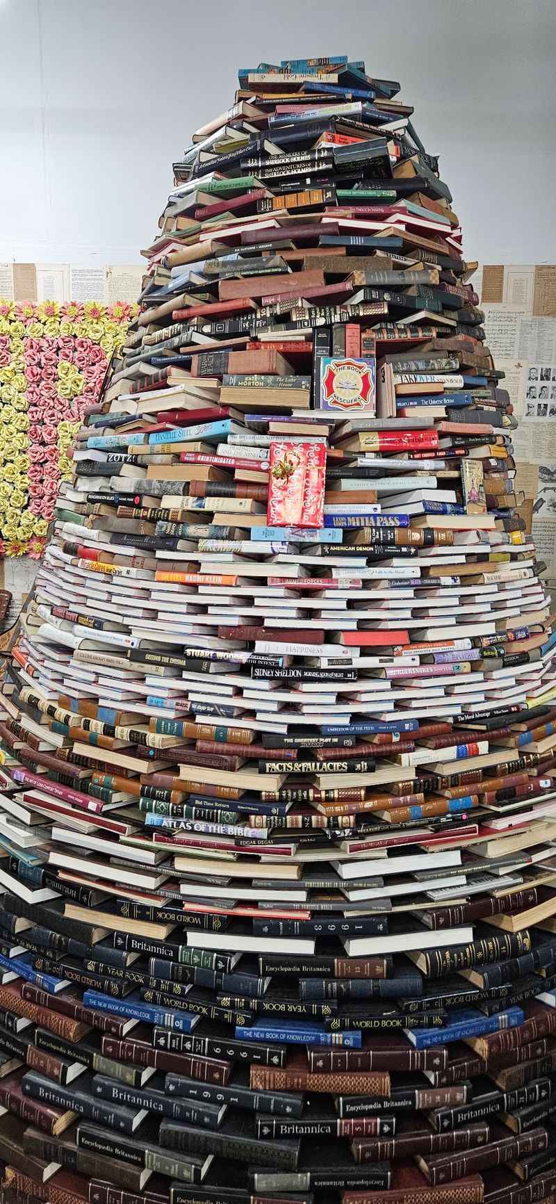 The Giant Book Stack Everyone Wants to Photograph The Giant Book Stack Everyone Wants to Photograph