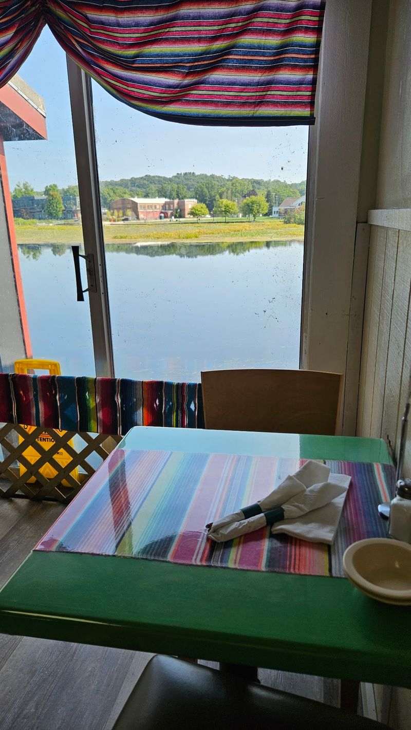 The River View That Turns a Meal Into a Full Experience The River View That Turns a Meal Into a Full Experience