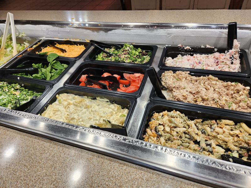 The Salad Bar That Keeps Regulars Coming Back