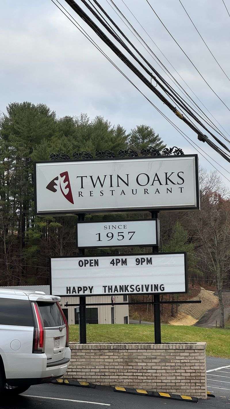 Twin Oaks Restaurant, Bridgeport, West Virginia Twin Oaks Restaurant, Bridgeport, West Virginia