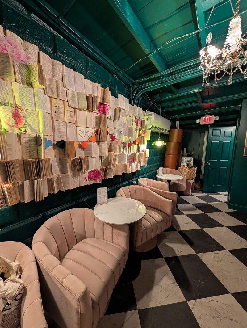 Velvet Chairs and Reading Nooks That Beg You to Stay Velvet Chairs and Reading Nooks That Beg You to Stay