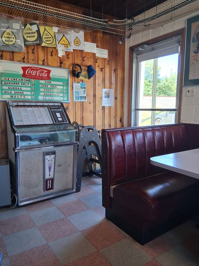 Vintage Decor And A Jukebox Vibe Vintage Decor And A Jukebox Vibe