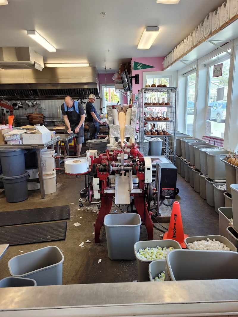Watching the Taffy Machine Do Its Dance Watching the Taffy Machine Do Its Dance
