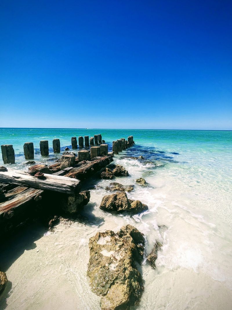 White Sand and Water That Reads Like Glass White Sand and Water That Reads Like Glass