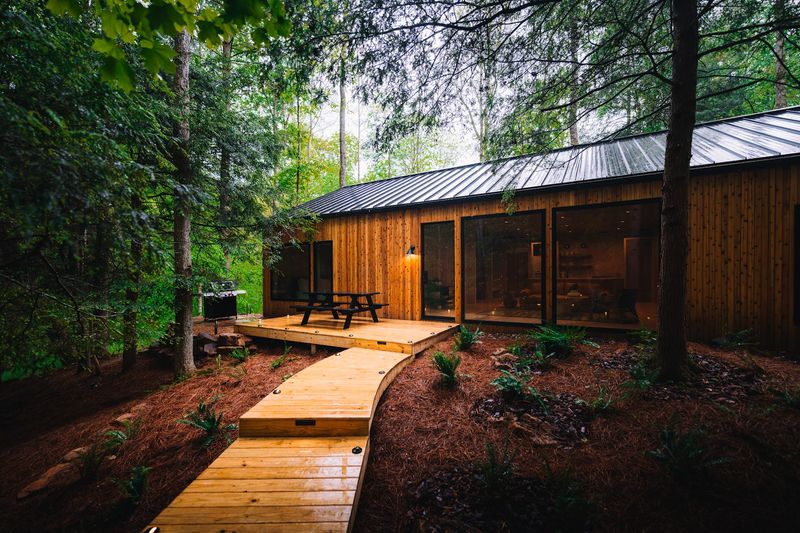 Who Stays Here and When to Visit