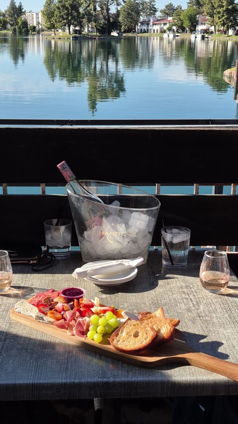 Why This Lakeside Spot Wins Fans