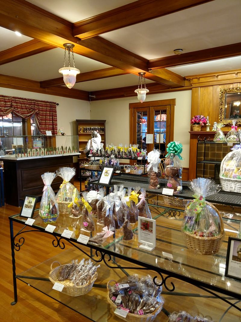 Why This Sweet Landmark Still Draws a Crowd Why This Sweet Landmark Still Draws a Crowd