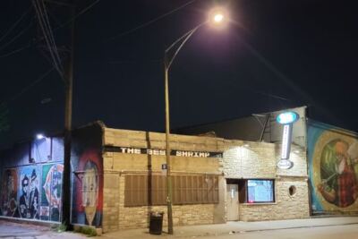 This No-Seating Illinois Shrimp House Has Fried Its Legendary Jumbo Shrimp Since 1973