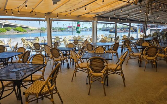 This New Jersey Seafood Spot Pairs Crab Cakes With Picnic Tables By The Boats