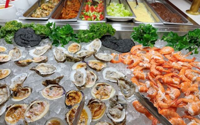 This Rhode Island Seafood Buffet Serves Crab Legs, Real Lobster, and More Dishes Than You Can Finish in One Visit