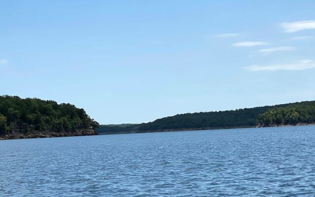 One of Oklahoma’s Clearest Lakes Has Blue Water So Coastal You’ll Forget You’re Landlocked