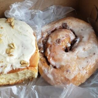 This Ohio Amish Bakery Bakes Cinnamon Rolls So Oversized One Practically Feeds The Whole Table