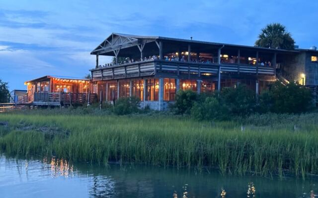Palmetto Moon? No – Bowens Island Restaurant Near Charleston Shovels Roasted Oysters Straight Onto Your Table