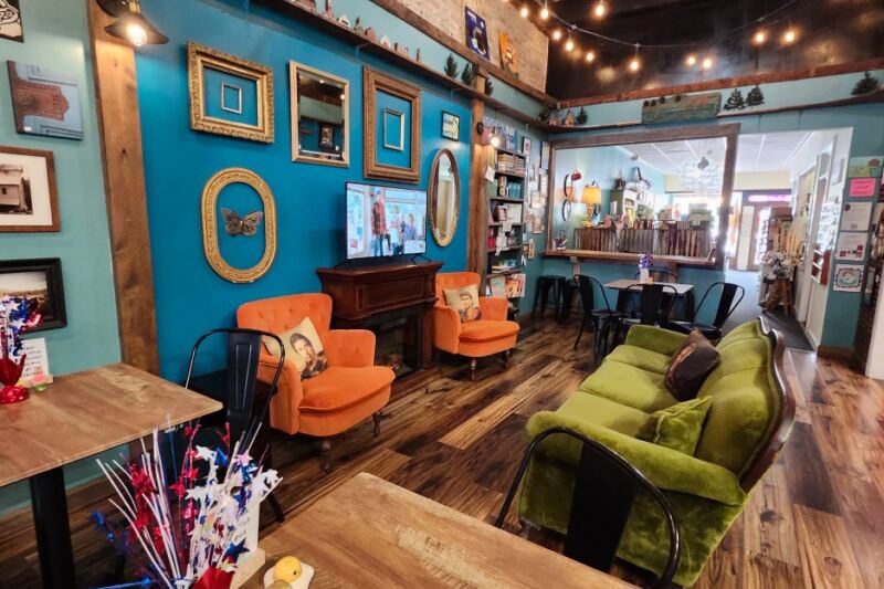 Grab a Coffee and Wander These 8 Tennessee Small Towns Made for Exploring on Foot