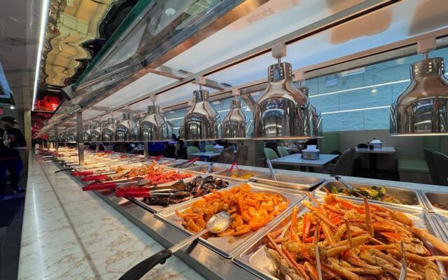 This All-You-Can-Eat Seafood Buffet in New York’s Bronx Serves Meaty Snow Crab Legs and Garlic Butter Lobster Tails