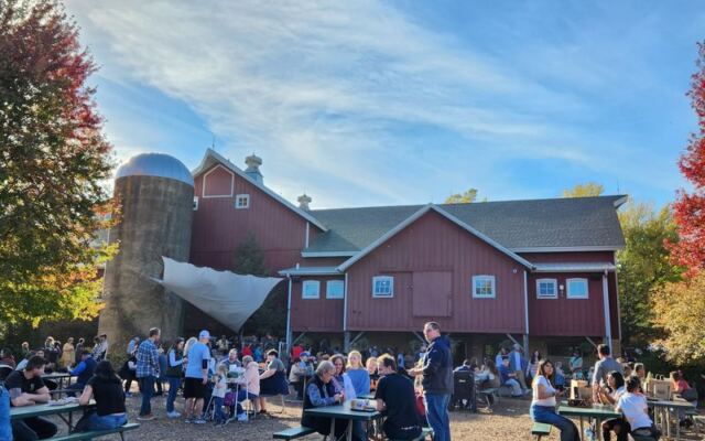 People Have Driven Hours To This Illinois Orchard For Its Apple Cider Donuts Since 1977