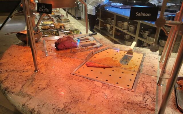 This Ohio Buffet Runs A Rotating Carving Station That Turns One Meal Into A Whole Event