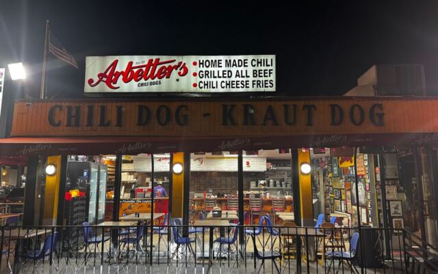 This Humble Florida Restaurant Serves Chili Dogs Locals Line Up For and Can’t Stop Talking About