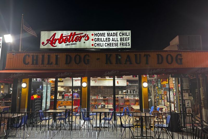 This Humble Florida Restaurant Serves Chili Dogs Locals Line Up For and Can’t Stop Talking About