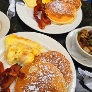 This Cozy Philadelphia Diner Draws Weekend Crowds With Creative Breakfasts and Homemade Biscuits