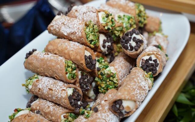 This Illinois Bakery Has Been Rolling Cannoli By Hand For Decades And People Keep Coming Back