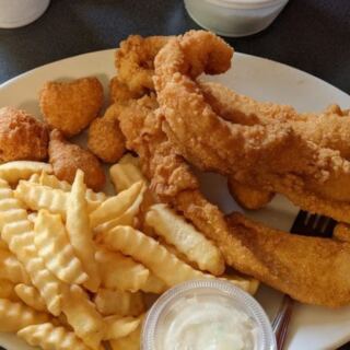 This Middle-Of-Nowhere Tennessee Cafe Serves Catfish Worth The Long Drive
