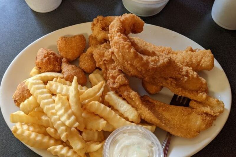 This Middle-Of-Nowhere Tennessee Cafe Serves Catfish Worth The Long Drive