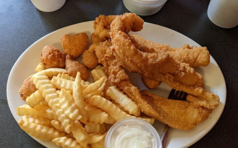 This Middle-Of-Nowhere Tennessee Cafe Serves Catfish Worth The Long Drive