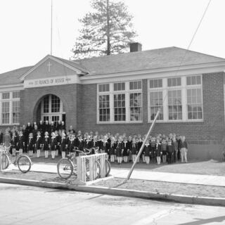 This 1936 Oregon Schoolhouse Is Now a Hotel Where You Soak, Dine, and Catch a Movie in Old Classrooms