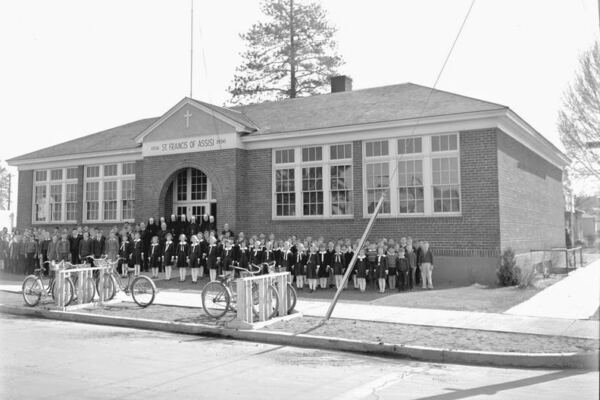 This 1936 Oregon Schoolhouse Is Now a Hotel Where You Soak, Dine, and Catch a Movie in Old Classrooms
