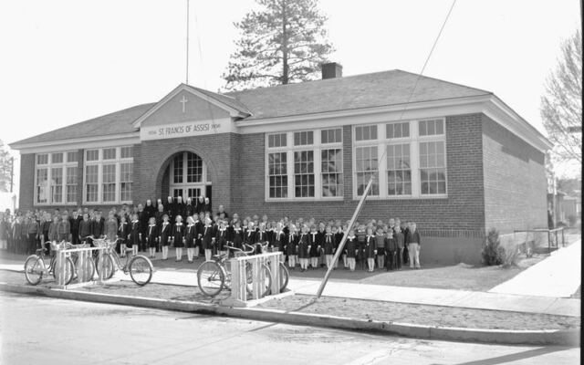 This 1936 Oregon Schoolhouse Is Now a Hotel Where You Soak, Dine, and Catch a Movie in Old Classrooms