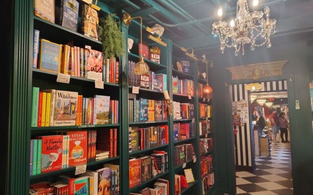 This Dreamy Florida Bookstore Is a Hideaway Book Lovers Say Ruins Every Other Shop