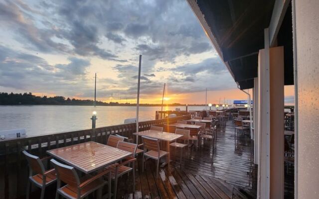 This New Jersey Bayfront Hangout Draws Summer Crowds for Live Music, Sunset Views, and Seafood