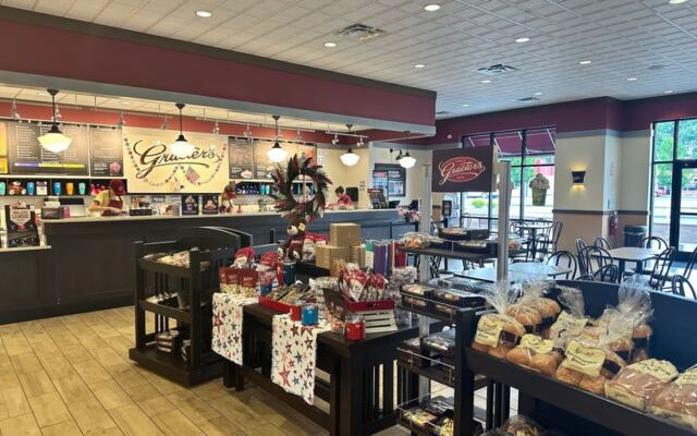 Grab A Spoon At This Cincinnati Parlor Serving Ohio’s Original Graeter’s French Pot Ice Cream