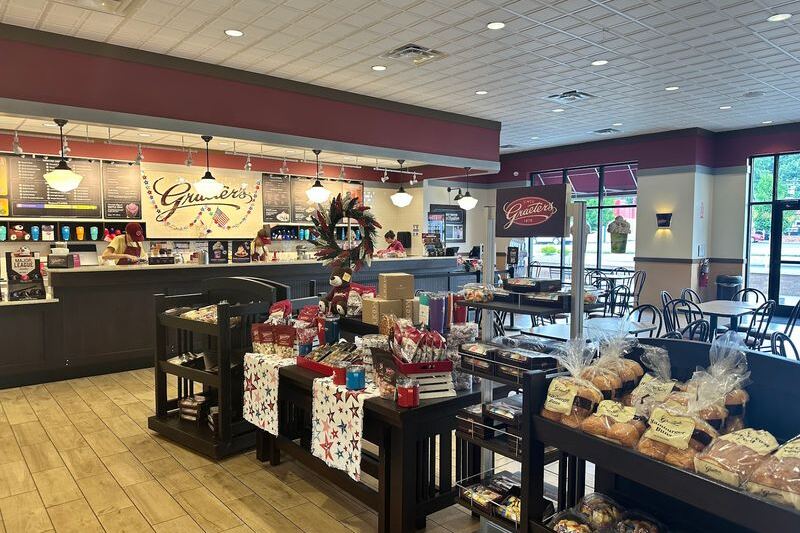 Grab A Spoon At This Cincinnati Parlor Serving Ohio’s Original Graeter’s French Pot Ice Cream