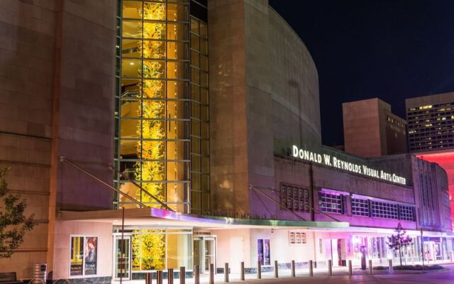 Monet Shares a Roof With Dazzling Chihuly Glass at This Oklahoma Museum