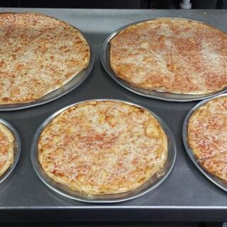 This Jersey Shore Pizza Shop Pairs Shatter-Crisp Pies With A T-Shirt Prize Challenge