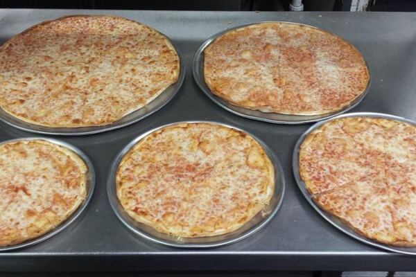 This Jersey Shore Pizza Shop Pairs Shatter-Crisp Pies With A T-Shirt Prize Challenge