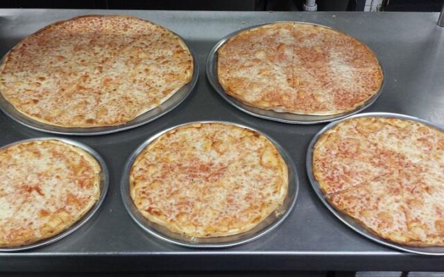 This Jersey Shore Pizza Shop Pairs Shatter-Crisp Pies With A T-Shirt Prize Challenge