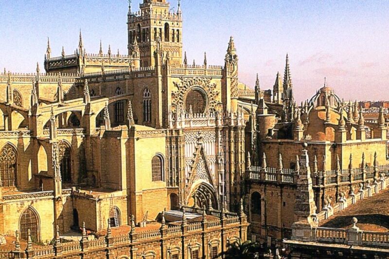 12 of the World’s Largest Churches and the Stories Behind Them