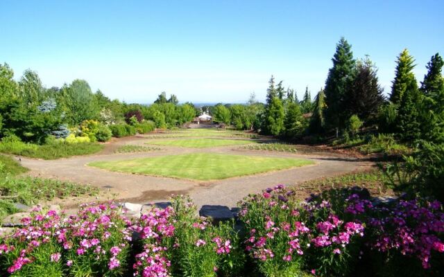 No Ticket Booth and No Crowds Wait at This Free 80-Acre Oregon Garden