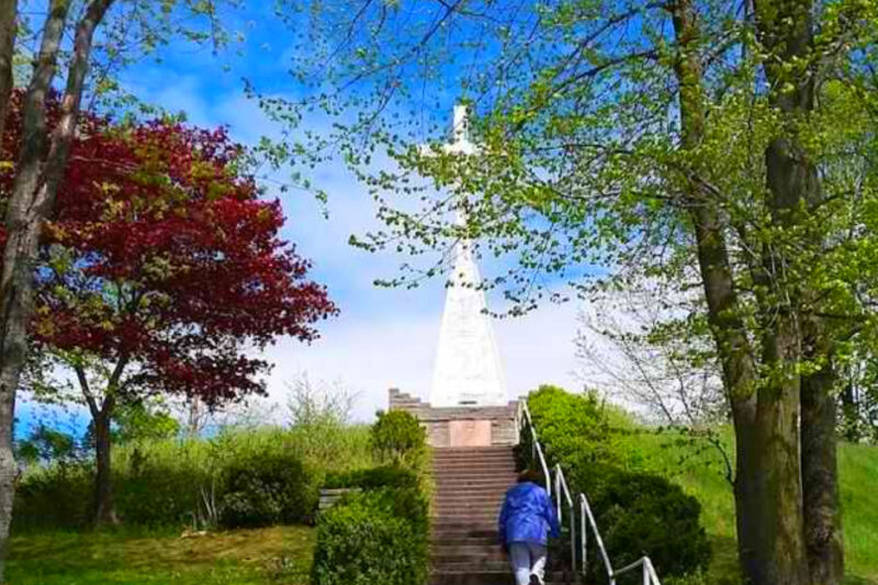 This Towering White Cross Overlooks Lake Michigan – and Marks a 1600s Explorer’s Final Journey